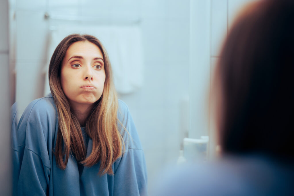 donna che si guarda allo specchio e si sente giudicata per le sue scelte