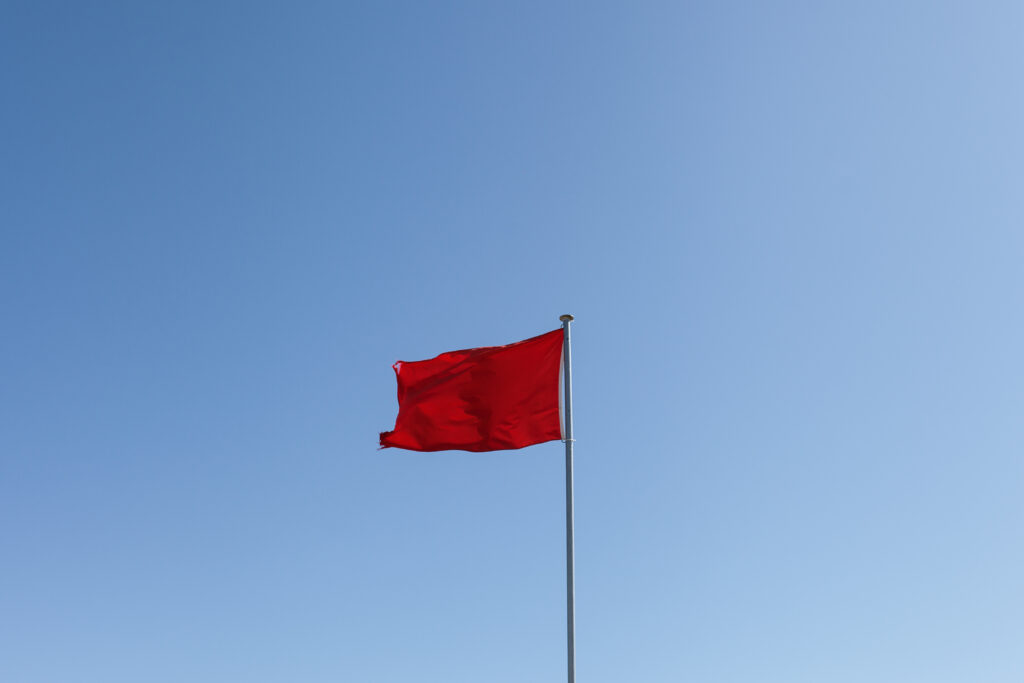 Come imparare a riconoscere le Red Flags in una relazione per avere davvero cura di te